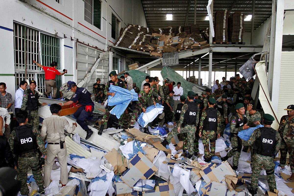 Beomlott egy kambodzsai cipőkészítő műhely tetőszerkezetének egy része