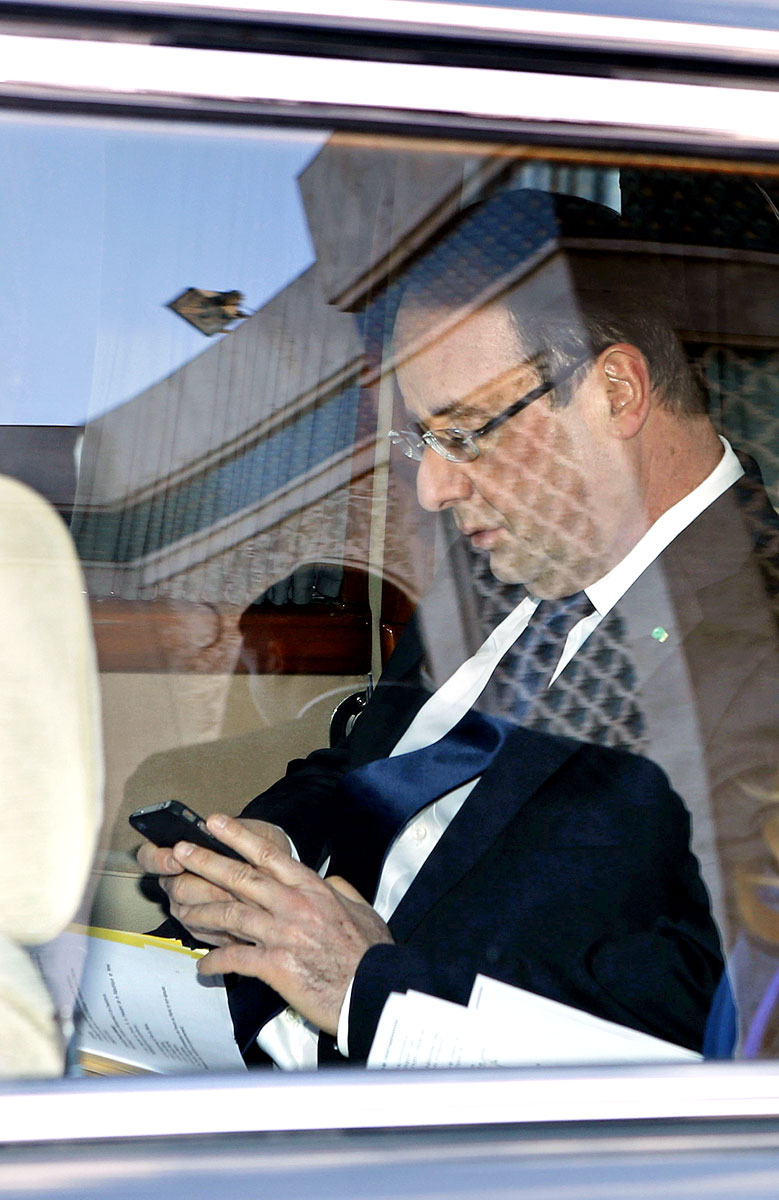 Francois Hollande elnök mobilozik