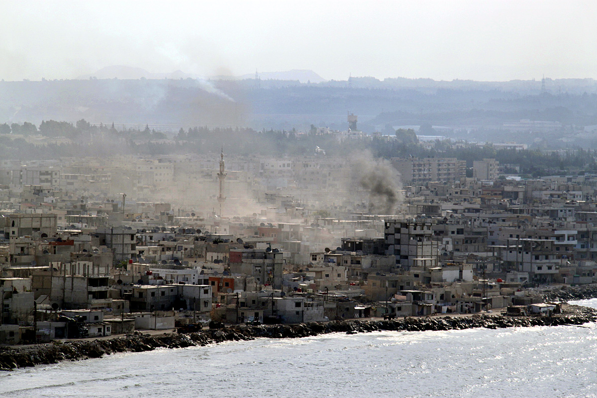 Gomolygó füst a nagy szír kikötőváros, Latakia felett 2011-ben. Az orszok nem értik, miért jelent szenzációt a fegyverszállítmány