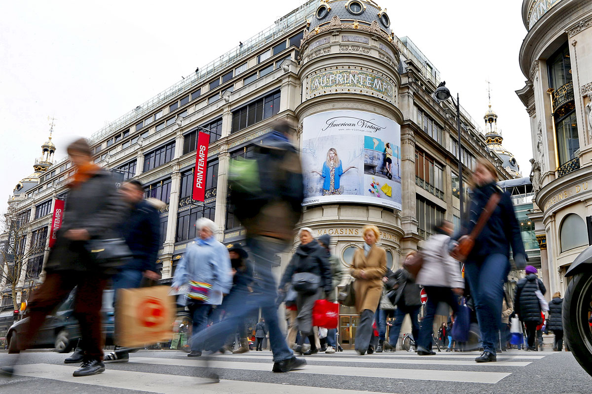 Járókelők egy párizsi nagyáruház előtt. Súlytalanná válik a szavuk?