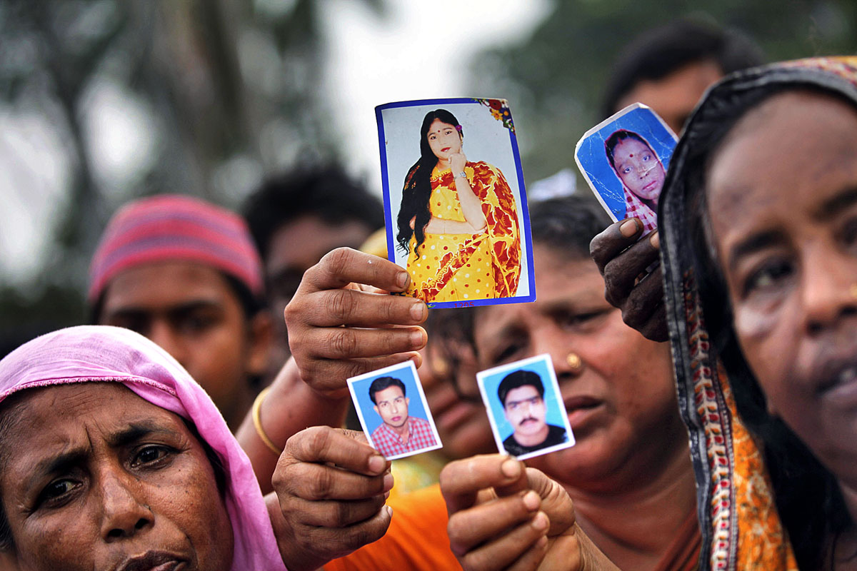 Eltűnt hozzátartozóik arcképével a gyáromlás felelőseinek megbüntetését követelik Dakkában demonstrálók