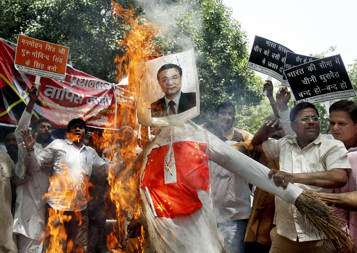 A kínai miniszterelnök bábuját égetik el tüntetők Újdelhiben. Messze még a teljes összhang