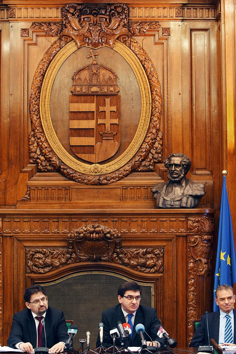 Gyuris Dániel FHB-vezér és Veres János pénzügyminiszter 2009-ben, amikor az állam harmincmilliárddal kisegítette a pénzintézetet