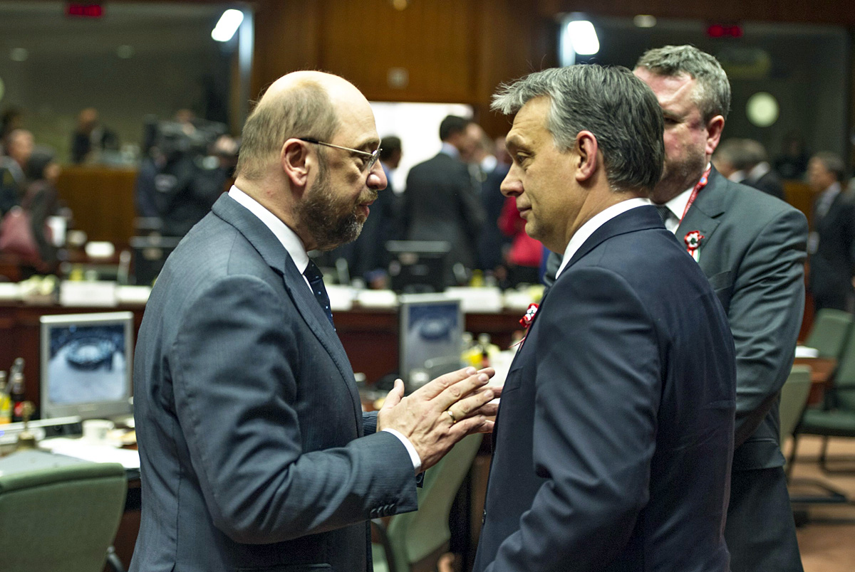 Martin Schulz, az Európai Parlament német elnöke és Orbán Viktor miniszterelnök beszélget az Európai Unió kétnapos csúcsértekezletének kezdetén Brüsszelben