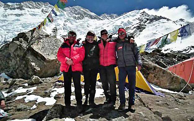 A nepáli Kancsendzönga magas csúcsára tartó expedíció tagjai: Erőss Zsolt (b2) és Kiss Péter (j), valamint Kollár Lajos (j2)
