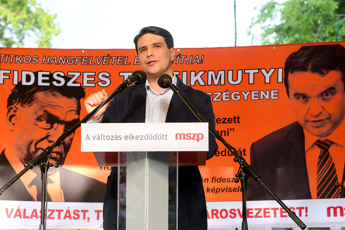 Szekszárd, 2013. május 24. Mesterházy Attila, az MSZP elnök-frakcióvezetője beszél a szocialista párt demonstrációján, amelyet Új választásokat, tisztességes városvezetést! címmel a trafikpályázatok miatt tartanak Szekszárdon 2013. május 24-én. MTI F