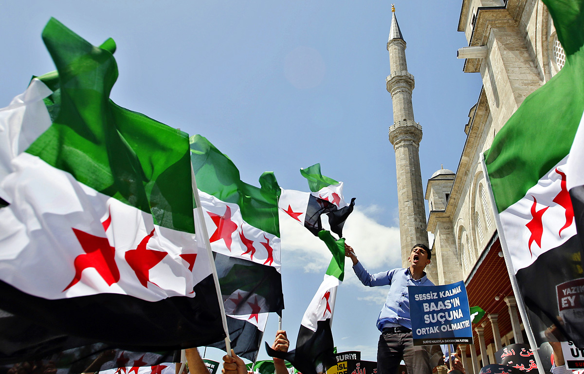 A szír ellenzék zászlaját lobogtató tüntetők Isztambulban