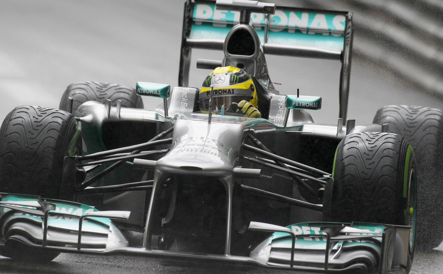 Esőgumi jelzi a rossz időt, ám Rosberget a nedvesség sem zavarta