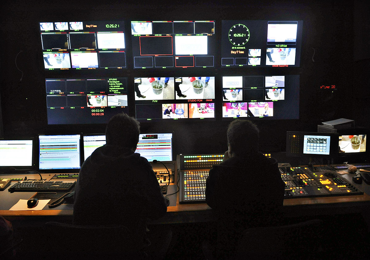 Szerkesztők dolgoznak a vezérlőben a TV2 Csoport november elején elindult új csatornája, a Super TV2 reggeli műsora a Super Mokka felvételén a TV2 budapesti stúdiójában
