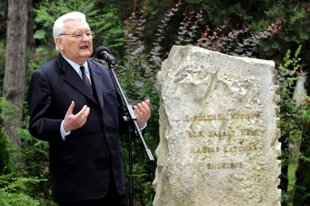 Boross Péter volt miniszterelnök, a Nemzeti Emlékhely és Kegyeleti Bizottság elnöke beszél a Magyar Hősök Emlékünnepén, a rákoskeresztúri Újköztemetőben	 