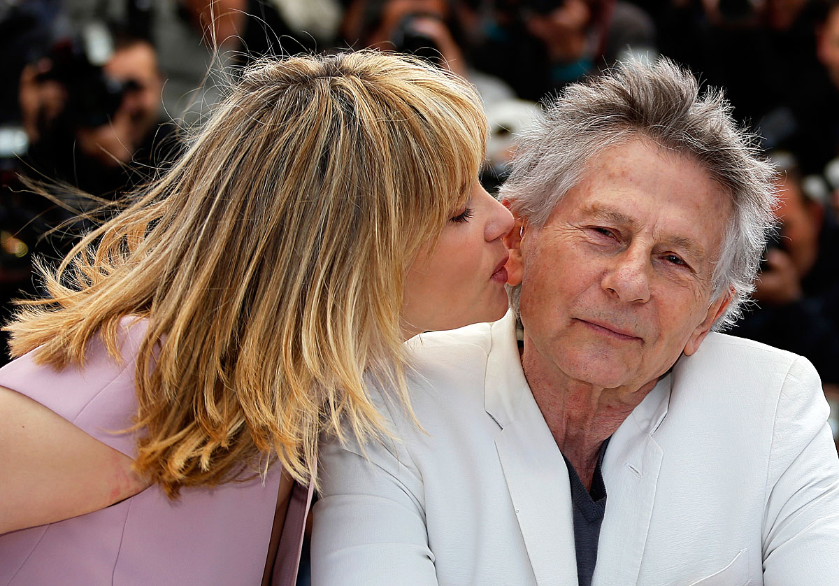 Rendező és főszereplő, férj és feleség: Emmanuelle Seigner megcsókolja Roman Polanskit