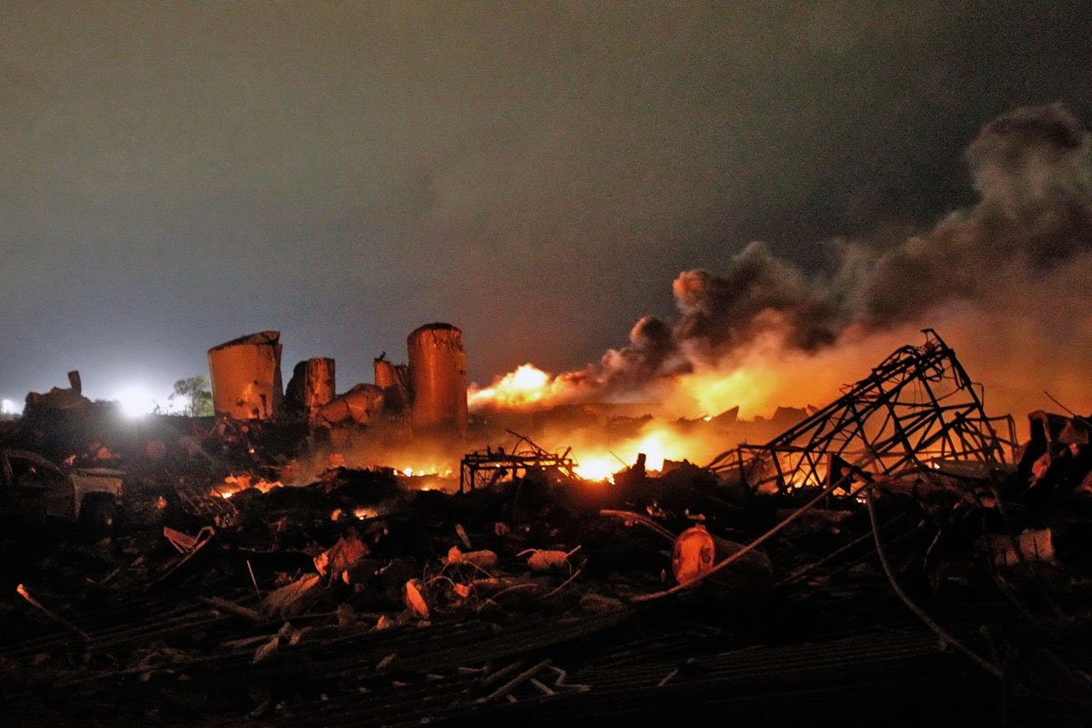 Lángolnak a Waco közelében lévő West városka műtrágyagyárának romjai. A robbanást sokan egy atombombához hasonlították