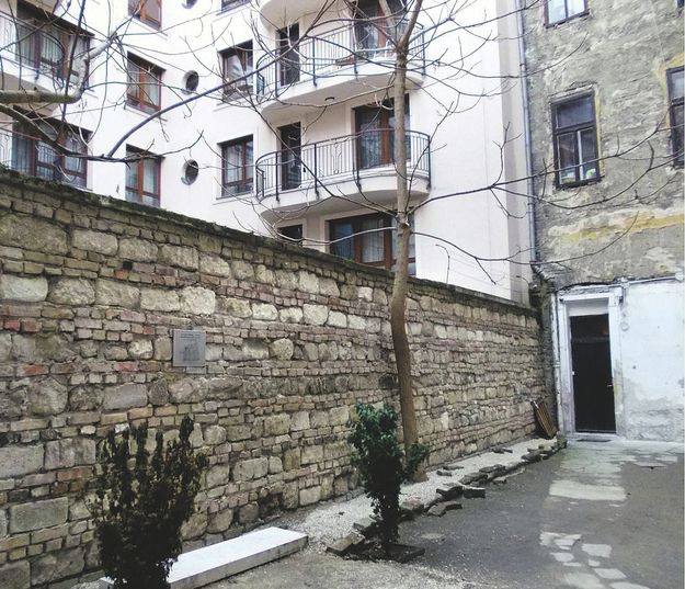 A Király utca 15. alatti ház udvarának fala, amely a vészkorszakban a gettó egyik határvonala volt – az emlékhelyet évente több ezren látogatják