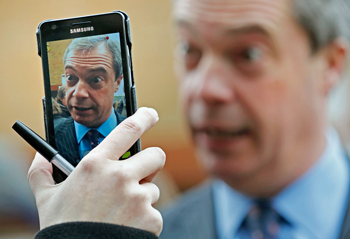 Nigel Farage egy dél-angliai fórumon. A brit Függetlenségi Párt alapító-vezére nehezen tud ellenállni egy akár becsületsértéssel is felérő vicces beszólásnak