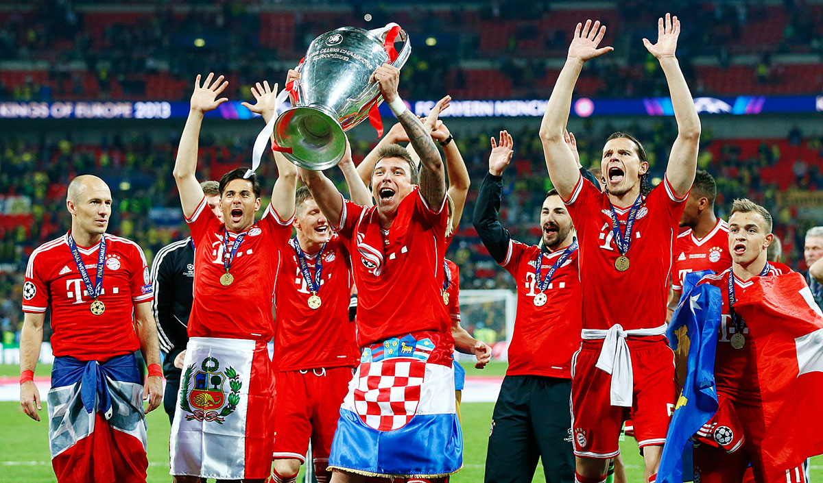 Hazájuknak megfelelően holland, perui, horvát, svájci zászló a Bajnokok Ligája-győzelmet ünneplő német Bayern München játékosain