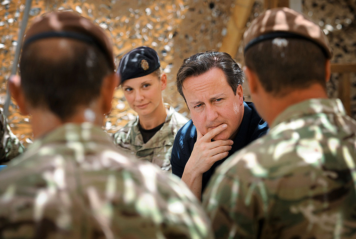 David Cameron kormányfő brit katonák között egy afganisztáni bázison. London kínos magyarázkodásra kényszerült az illegálisan fogva tartott csaknem kilencven afgán miatt