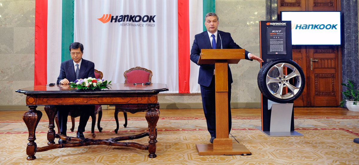 Orbán Viktor és Suh Seung Hwa, a Hankook vezérigazgatója. Pörög az üzlet