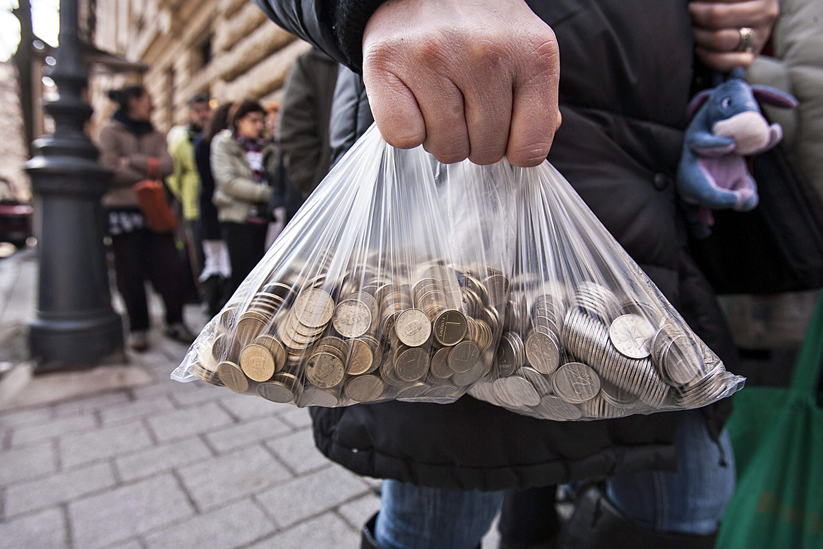 Maradék egy forintosokkal állnak sorban a MNB lakossági pénztáránál február végén. A bankoknak is minden fillér számít.