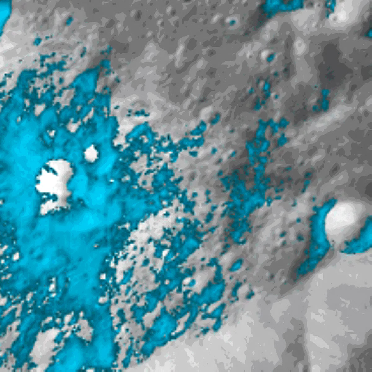 A Chandrayaan–1 indiai Hold-szonda infravörös tartományban készült felvétele egy holdkráterről. A kék színű régiók a feltehetőn vízjéggel borított területek