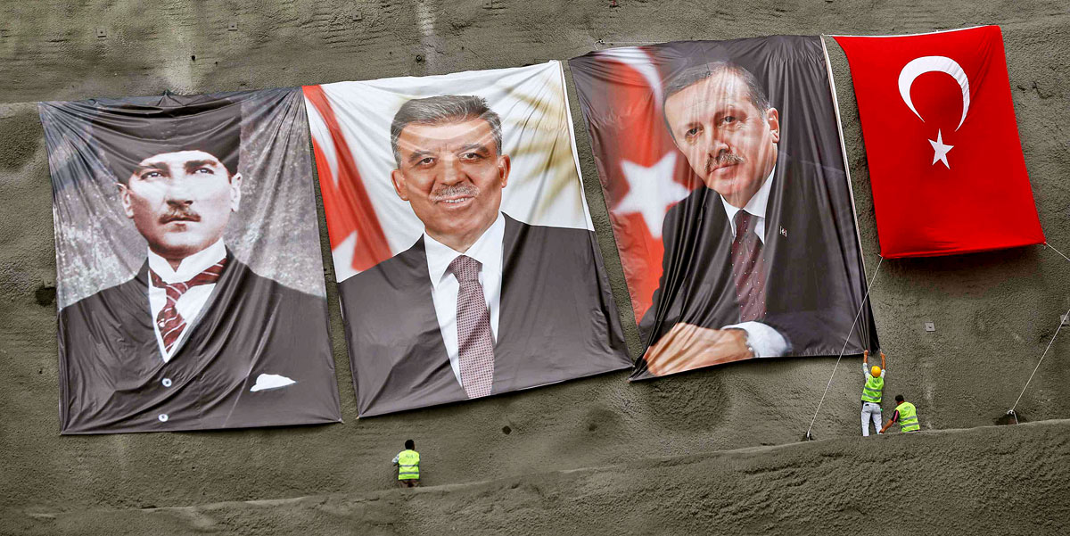 Isztambulban egy harmadik hidat építenek a Boszporusz felett. A ceremónián a modern Törökország alapítója, Kemal Atatürk (balra), Abdullah Gül államfő és Recep Tayyip Erdogan kormányfő portréját feszítik ki az alapkő letétele előtt
