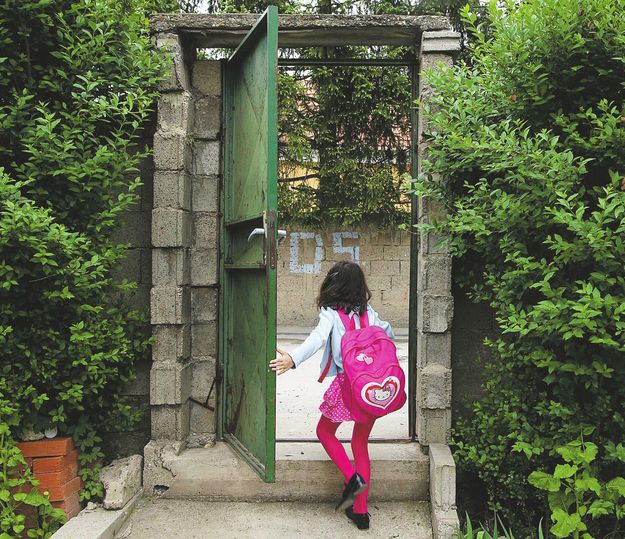Hétköznap, kezdődik az iskola – a 8 éves albán Rinesha Koshi a koszovói Mitrovica szerb negyedében él