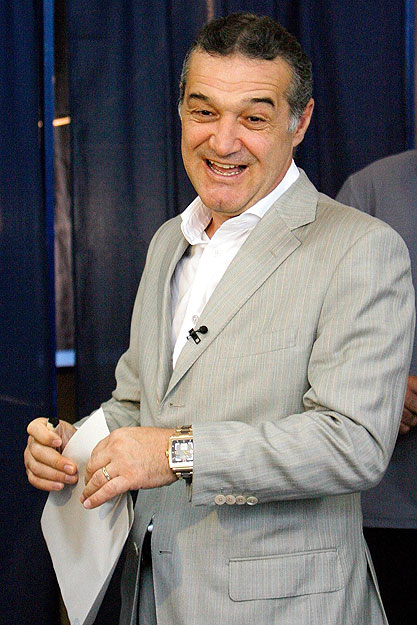 Gigi Becali, a Steaua Bukarest labdarúgóklub elnöke, egykori pásztor leadni készül szavazatát az európai parlamenti választásokon Bukarestben 2009. június 7-én. A 2009 áprilisában három férfi elrablásával kapcsolatban letartóztatott, majd feltételese