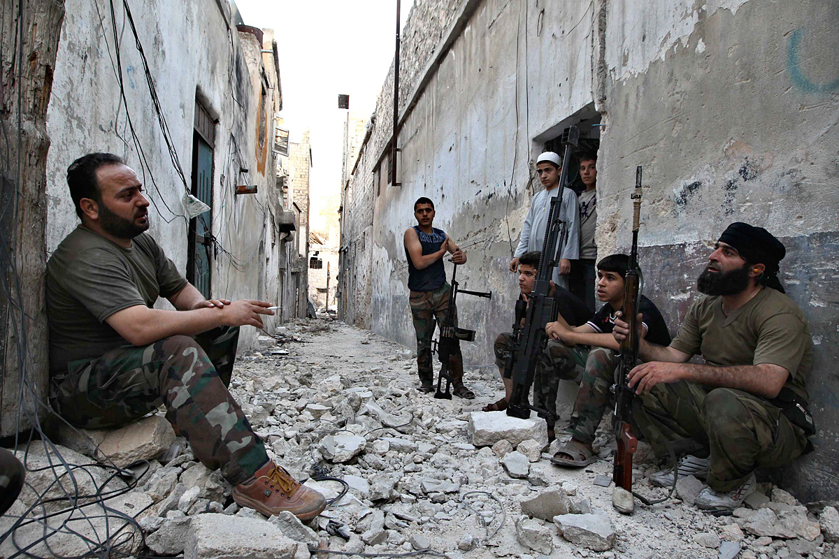 A Szabad Szíriai Hadsereg katonái pihennek Aleppóban