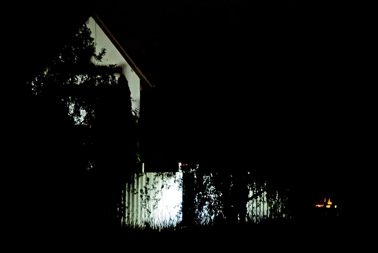 A bűnügyi helyszínelők reflektorai világítják meg a szigetszentmiklósi családi házat