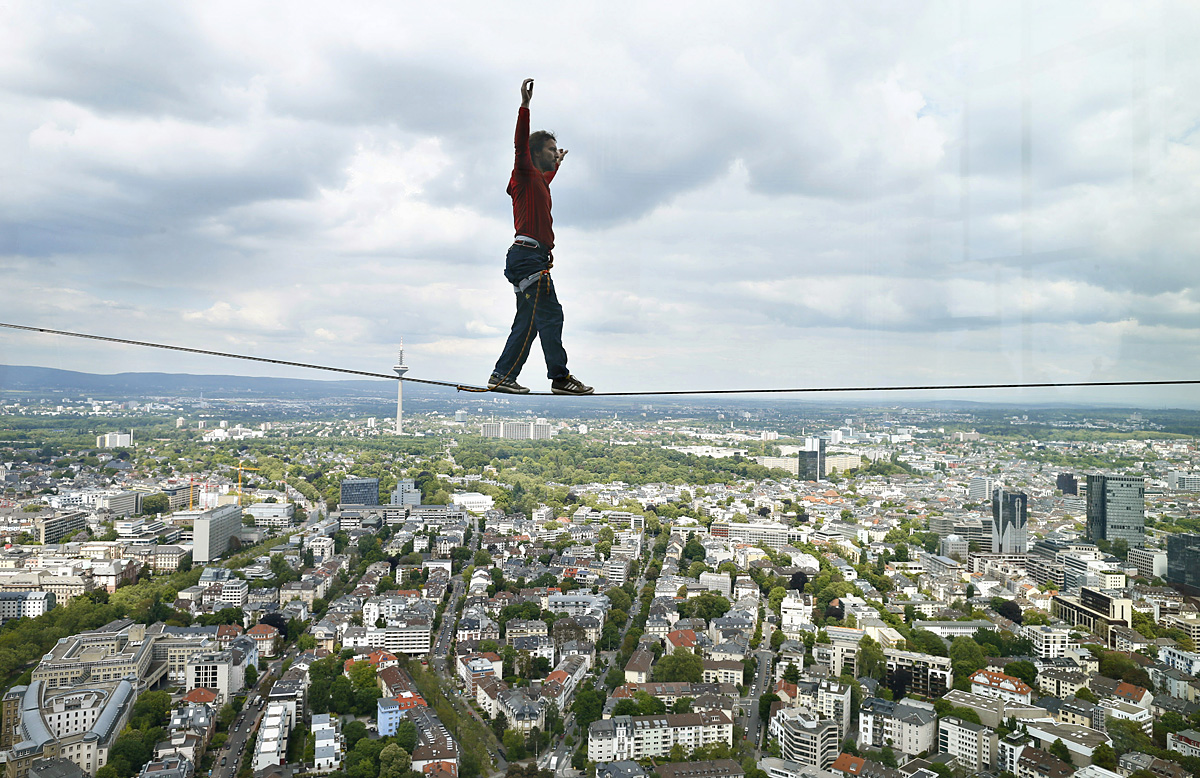 A frankfurti banknegyed toronyházai között egyensúlyoz Reinhard Kleindl