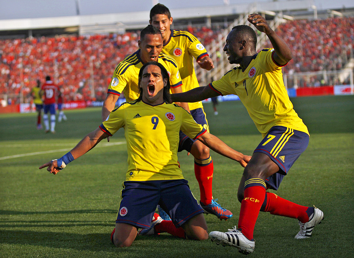 Falcaót ünneplik csapatársai egy Kolumbia-Chile válogatott mérkőzésen
