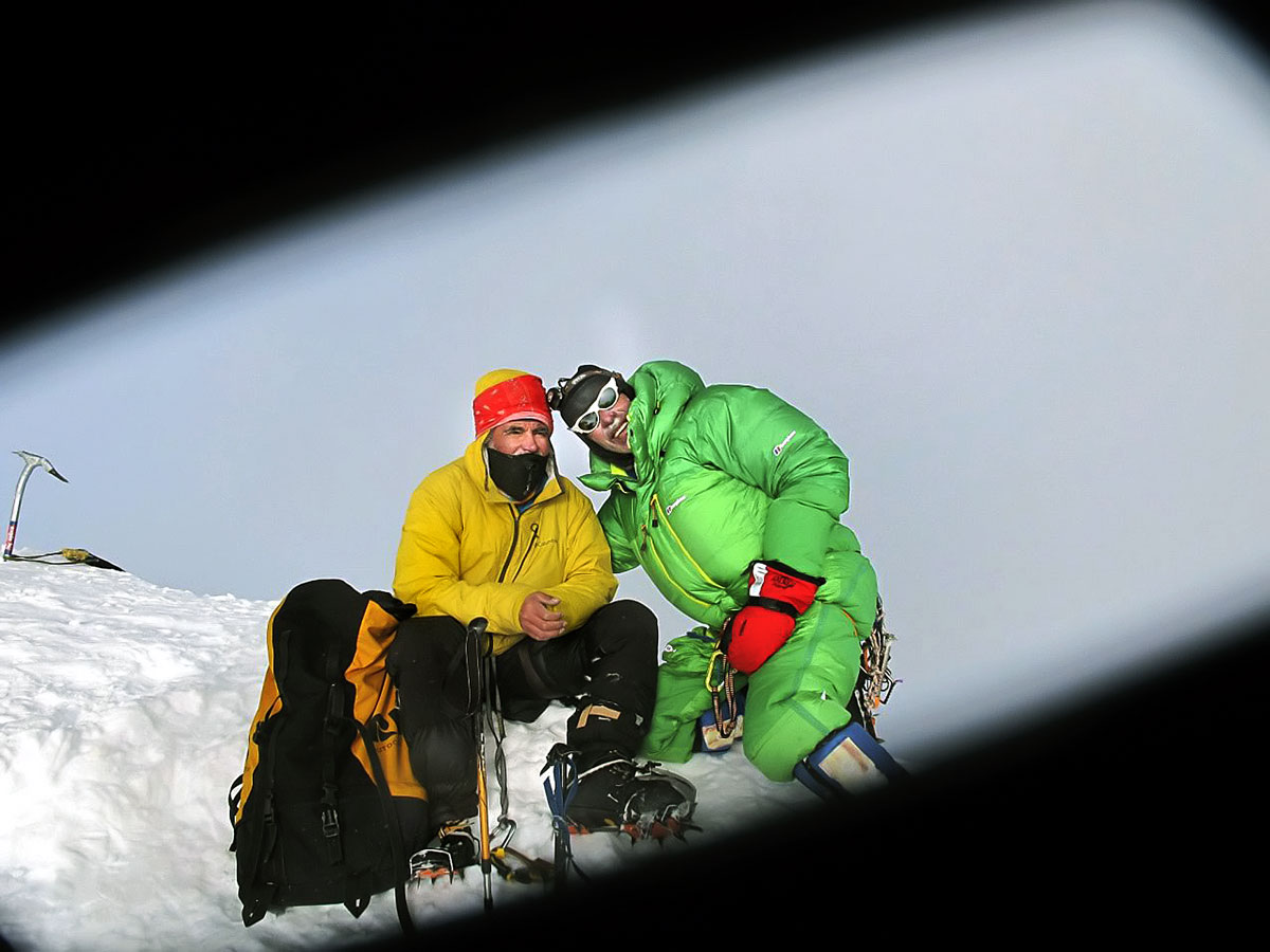 A nepáli Kancsendzönga 8586 méter magas csúcsán Erőss Zsolt (b) és a spanyol Oscar Cadiach 2013. május 20-án
