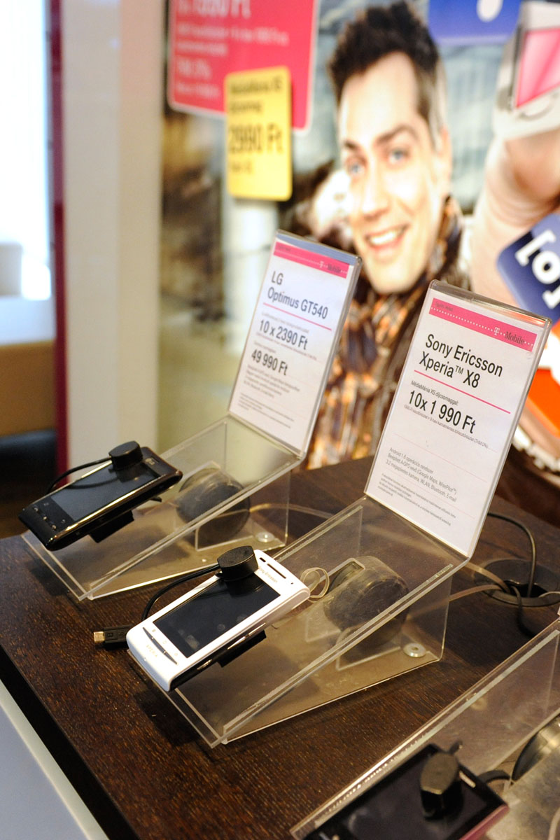 Hitelre árult telefonok egy T-Mobile üzletben
