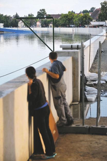 A mobil gát jól tartja a vizet Szentendrénél
