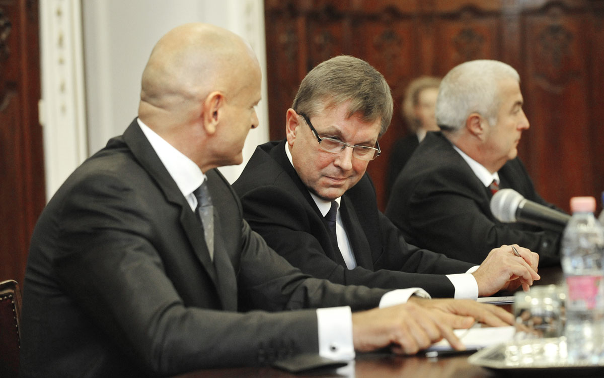 Patai Mihály, a bankszövetség elnöke, Matolcsy György és Szász Károly, a megszűnő pénzügyi felügyelet első és utolsó elnöke egy 2011-es sajtótájékoztatón. Minden a jegybankhoz kerül