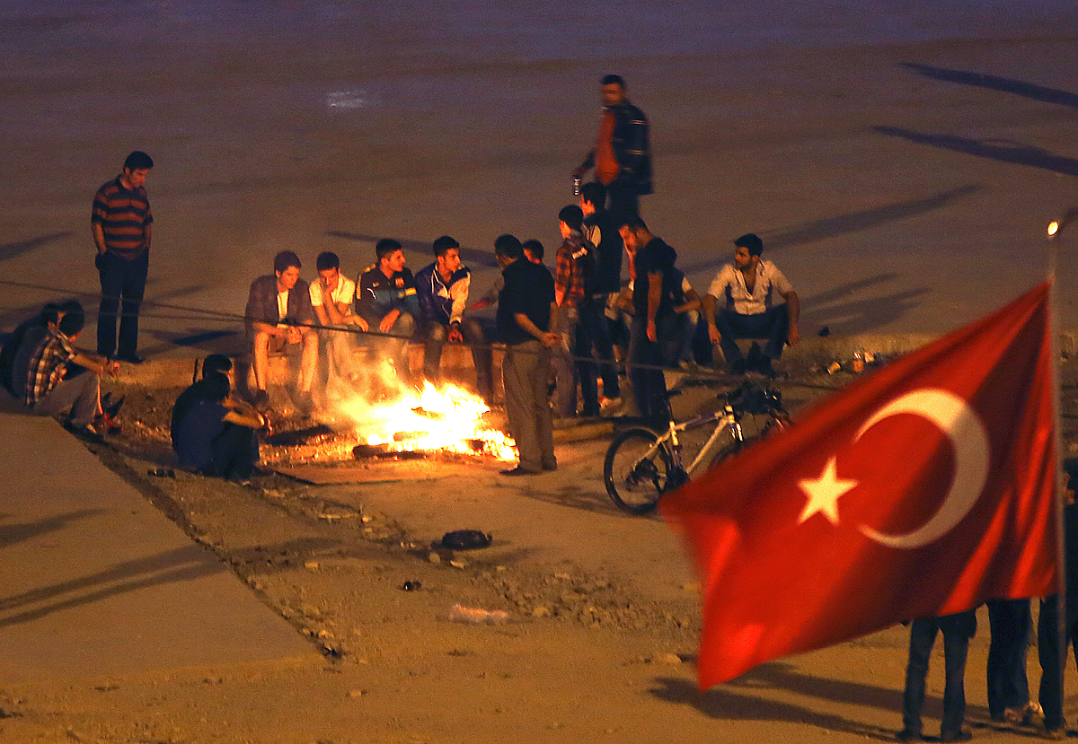 Tüntetők éjjel a Taksim téren