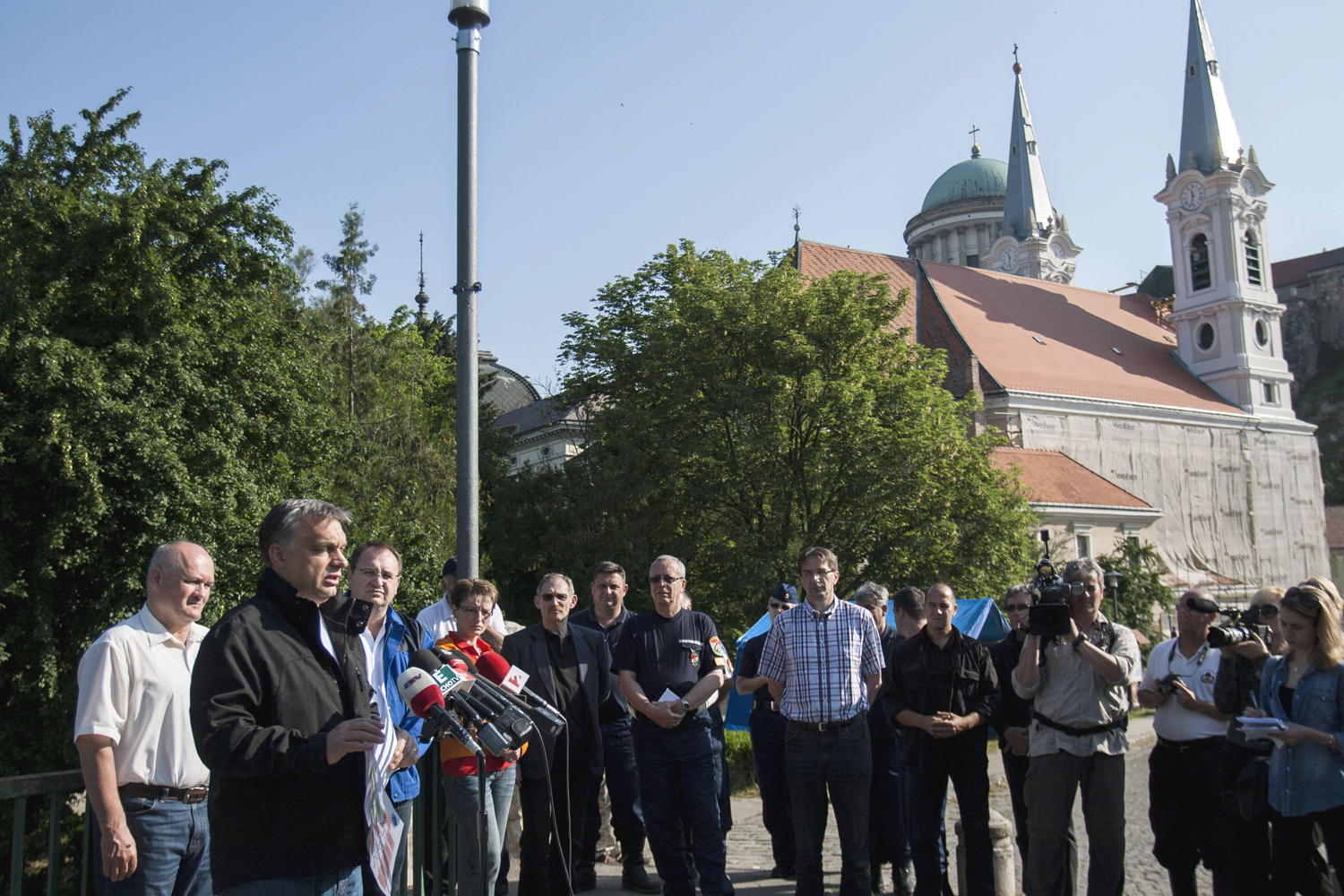 Orbán Viktor az esztergomi bazilika kupolája alatt tájékoztat az árvízi helyzetről