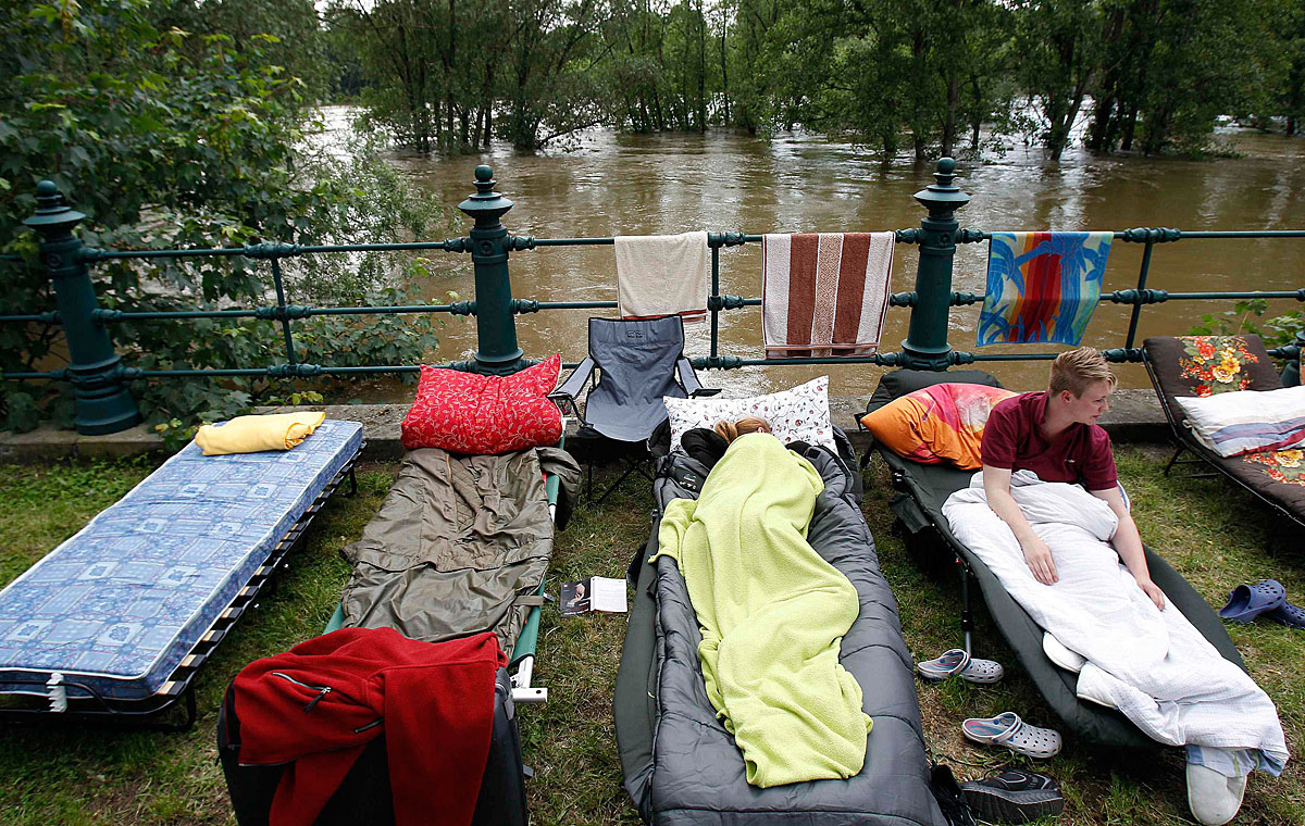 Önkéntesek pihenője az Elba mellett. Háromszor akkora a víztömeg