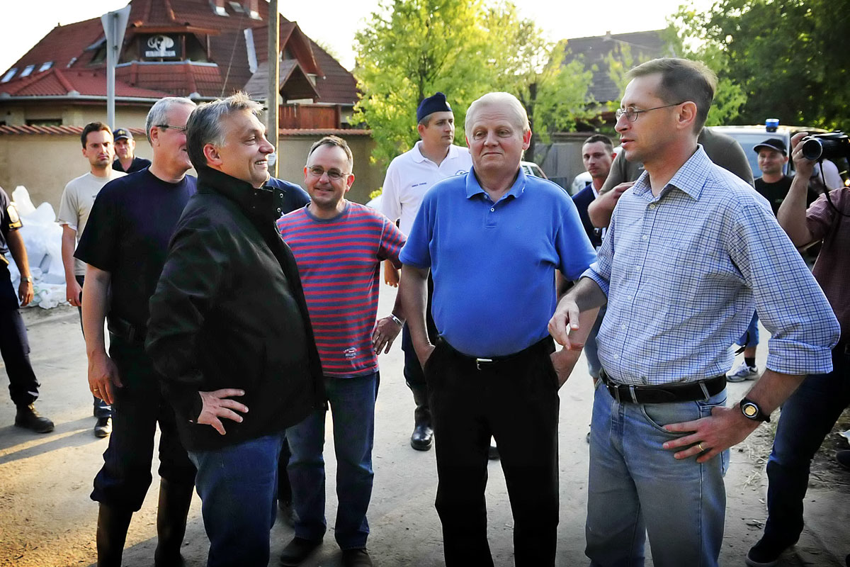 Orbán Viktor, Tarlós István és Varga Mihály mentés közben