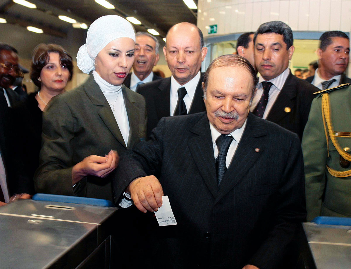 Abdelaziz Bouteflika elnök kipróbálja a metrót