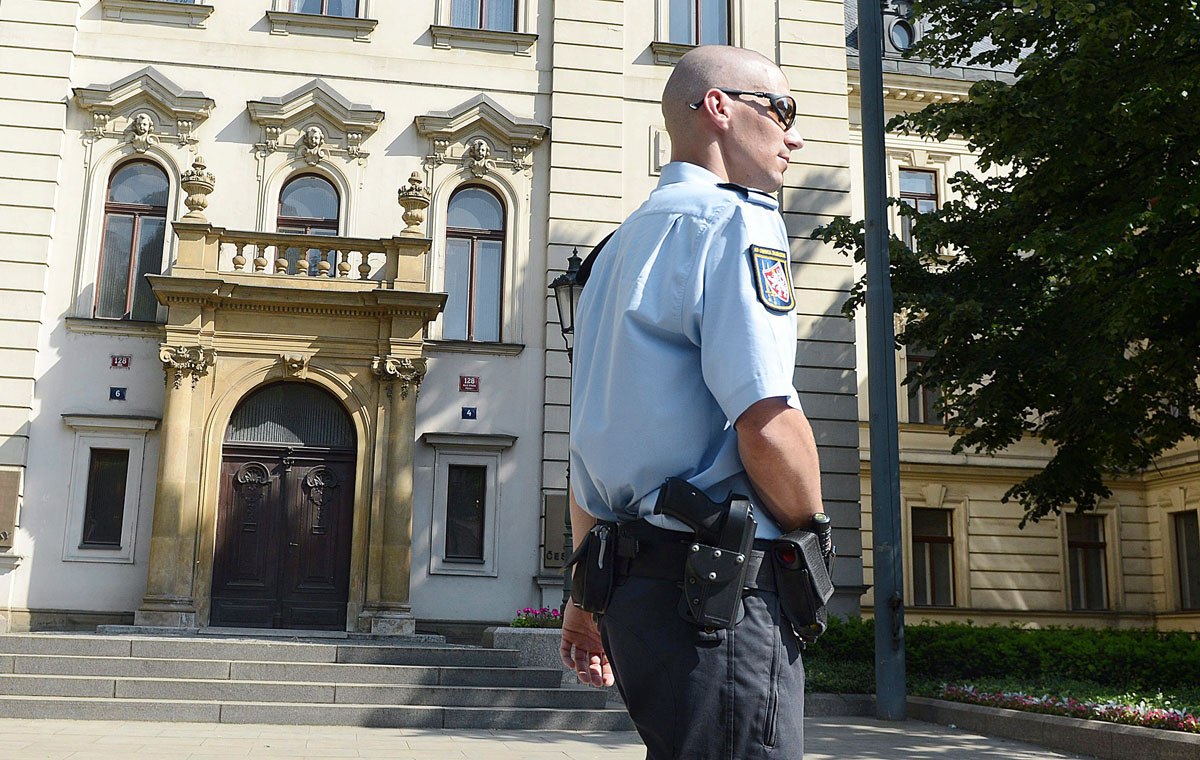 A cseh kormányfő órákra eltűnt a nyilvánosság elől. Őr Petr Necas miniszterelnök hivatala előtt