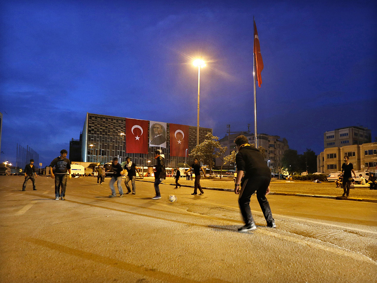 Futball a Taksim téren. Erdoganon kívül mindenkit megnyertek