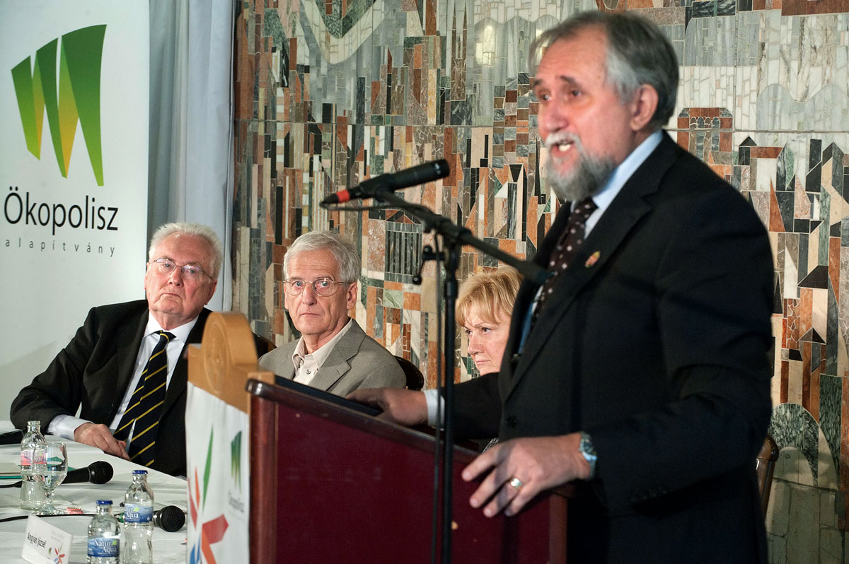 Róna Péter, Sólyom László és Ángyán József tartott előadást az Ökopolisz Alapítvány konferenciáján