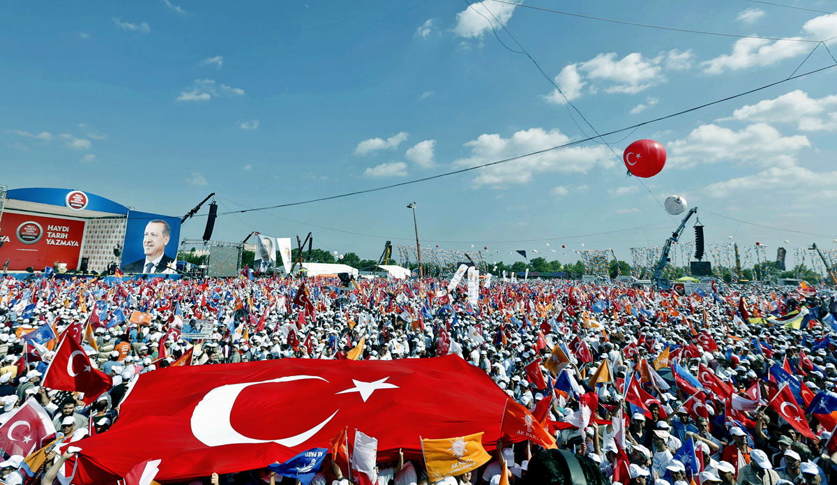 Erdogant ünneplik párthívei Isztambulban vasárnap délután