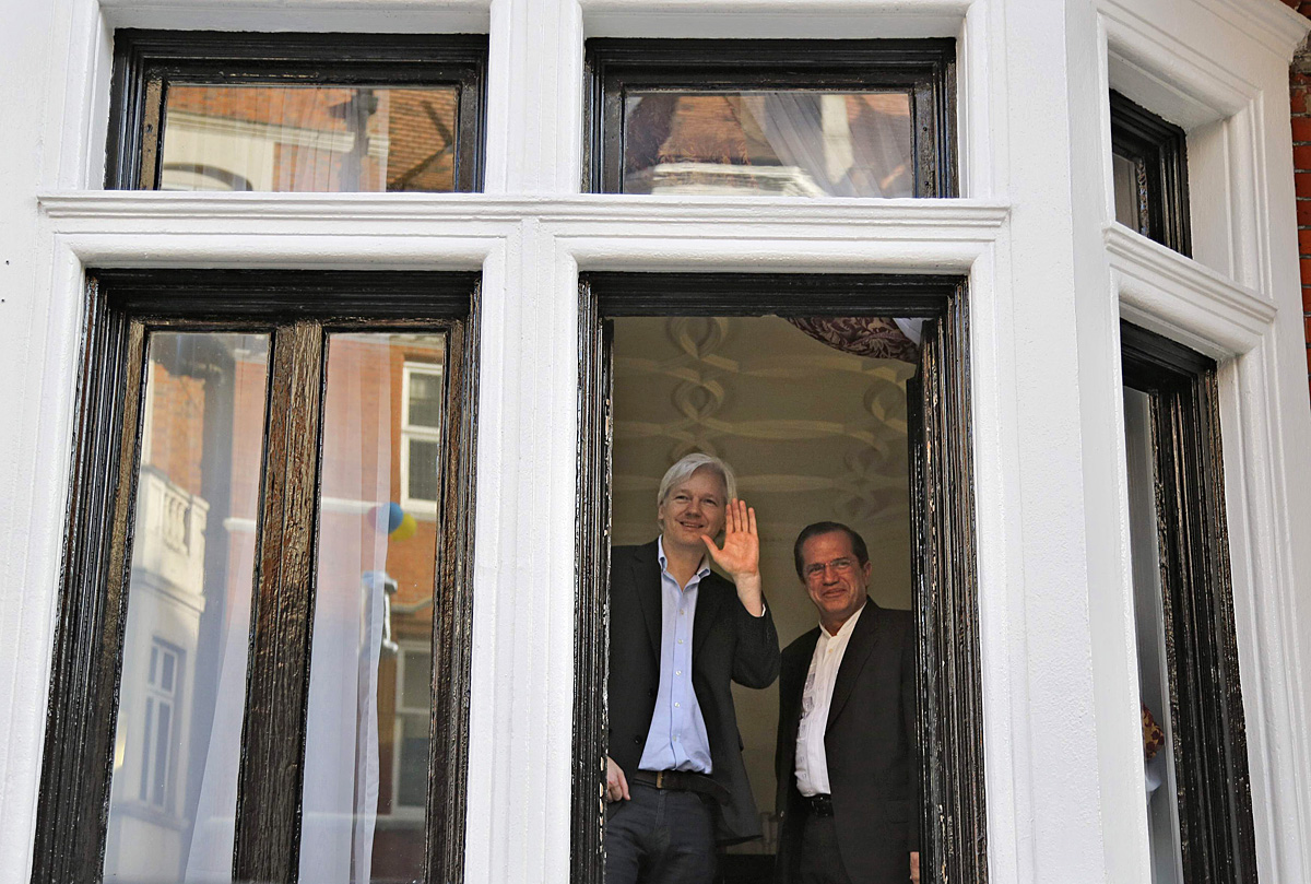 Assange és Patino az ecuadori nagykövetségen. A körülményekhez képest jól