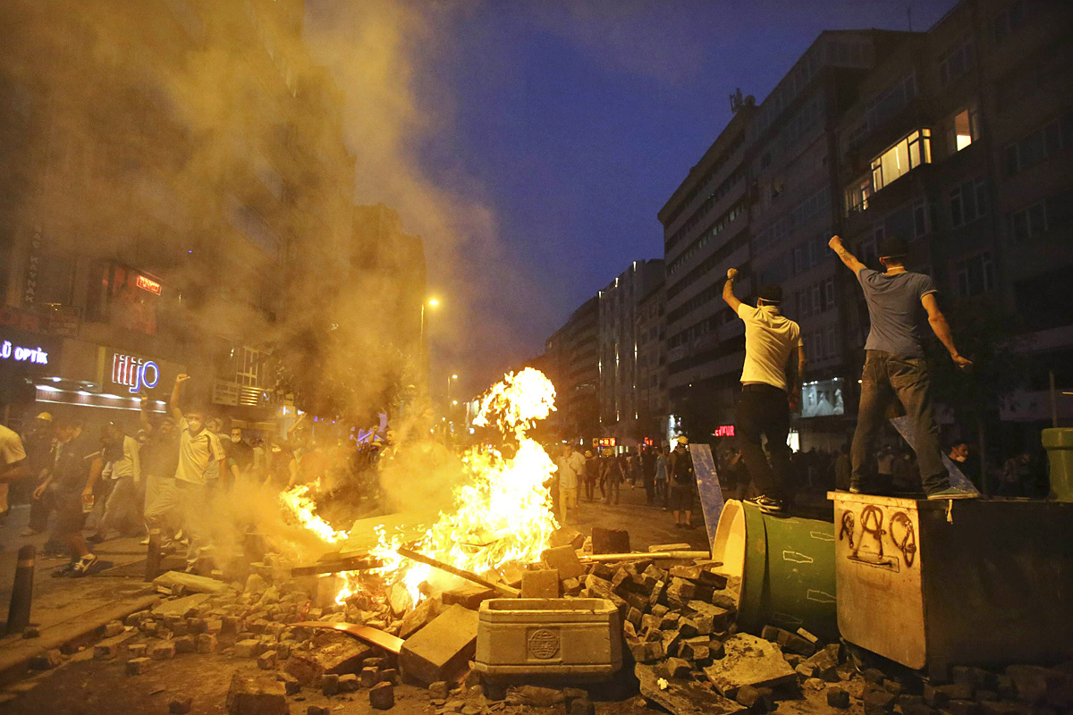 Barikád Isztambuulban vasárnap. Újra elfoglalnák a Taksim teret