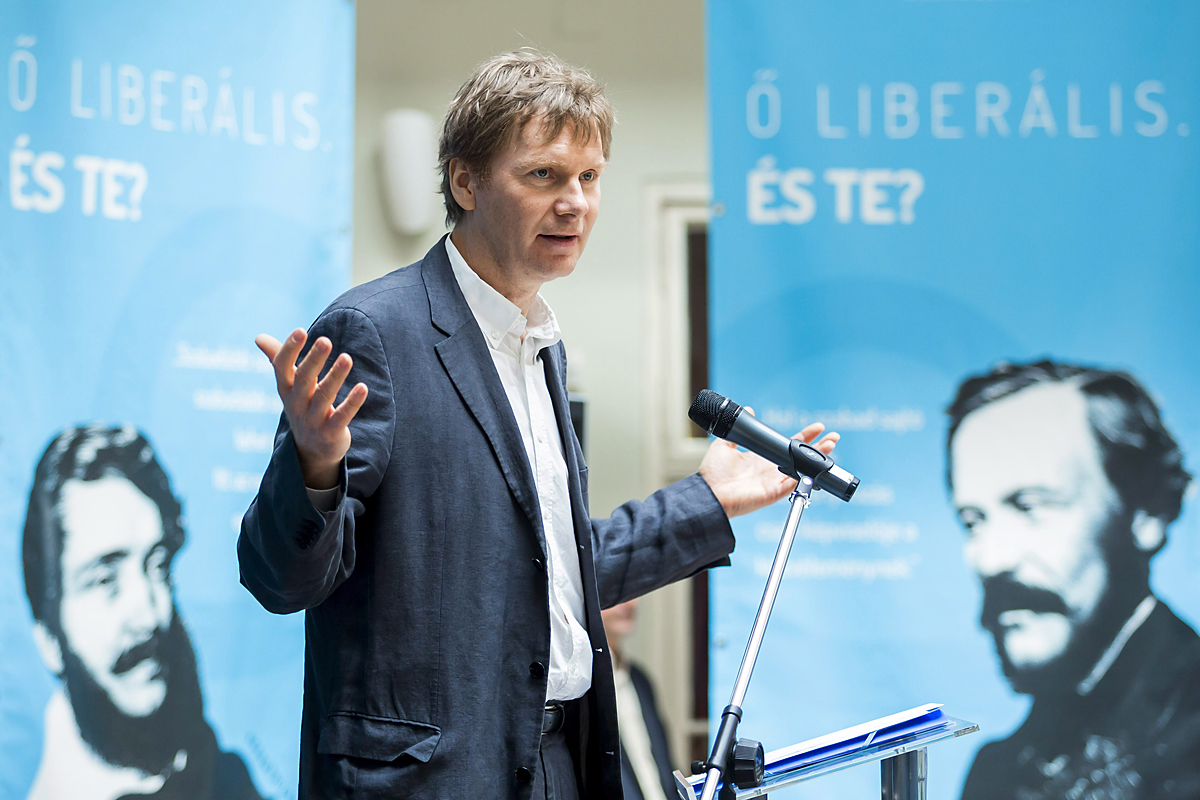 Fodor Gábor, a Liberálisok párt elnöke sajtótájékoztatóján bemutatja új pártját