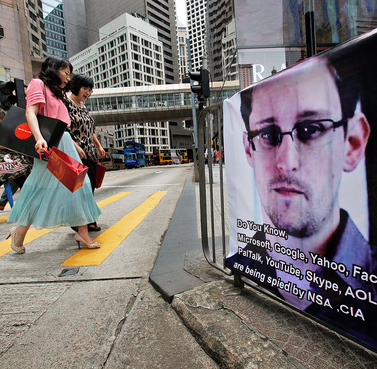 Snowden arcképe egy, az adatgyűjtés ellen tiltakozó hongkongi plakáton