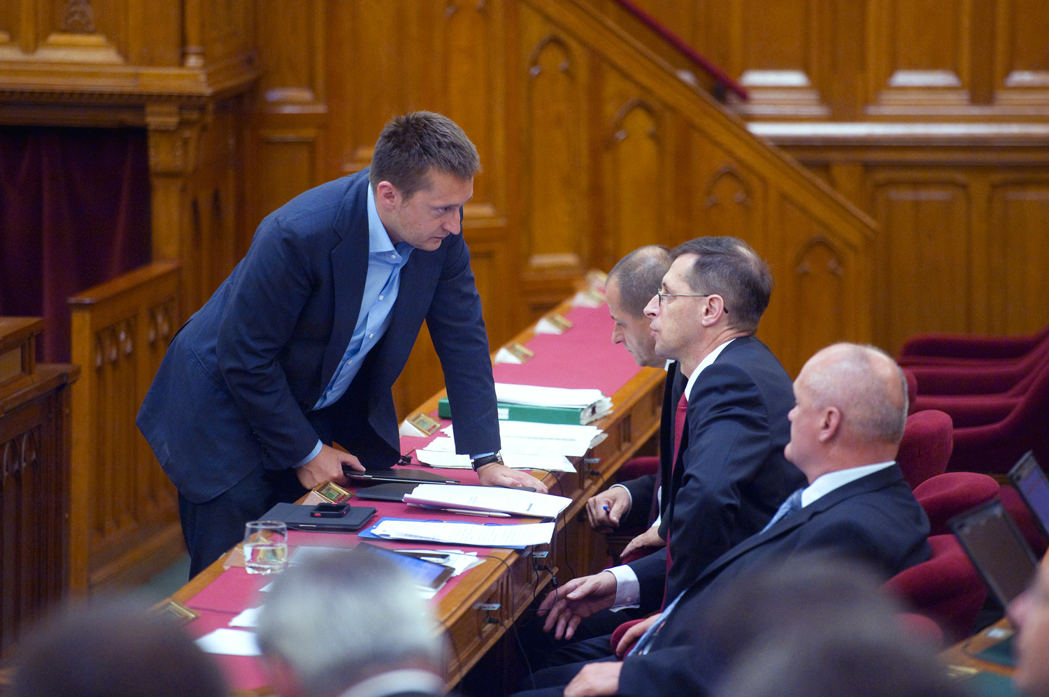 A Varga Mihály által bejelentett megszorításokról tárgyal a nemzetgazdasági miniszter Rogán Antallal a parlamentben