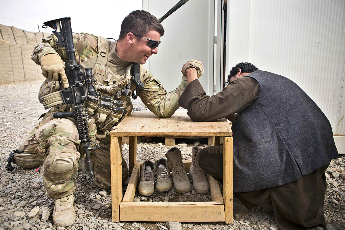 Amerikai és afgán katona szkanderje Kandahárban. Kétséges, fogják-e bírni