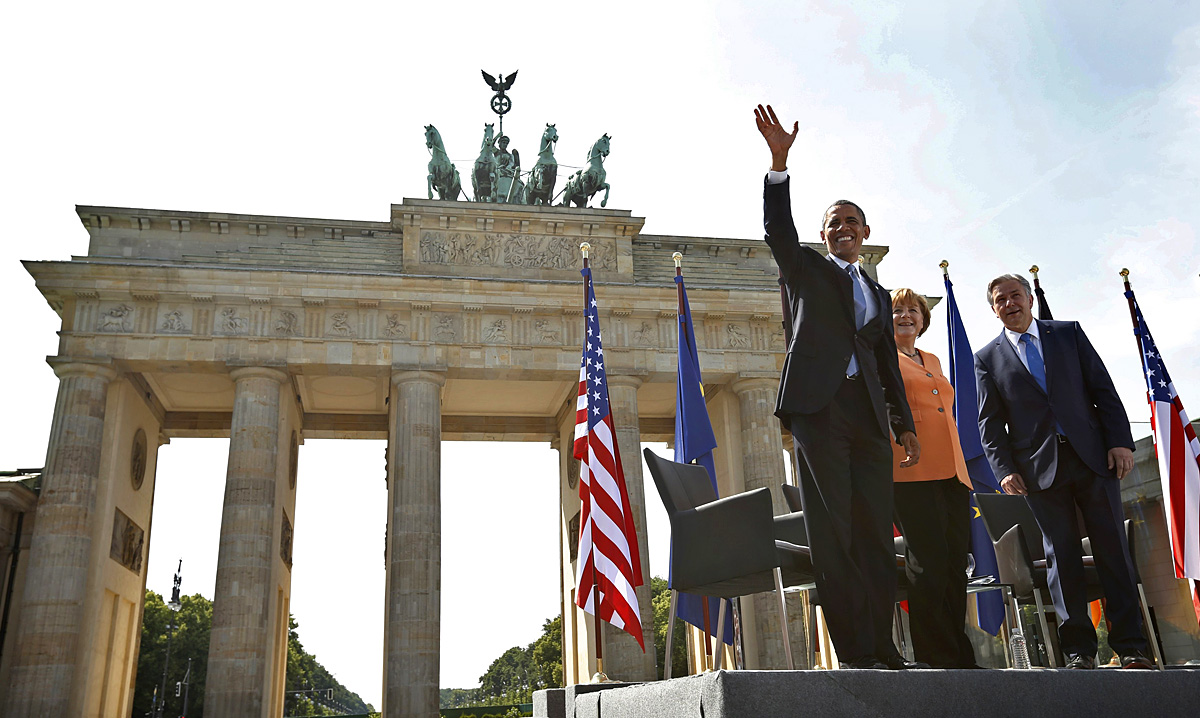 Obama üdvözli a közönséget a Brandenburgi kapunál. Soha jobb partnerség